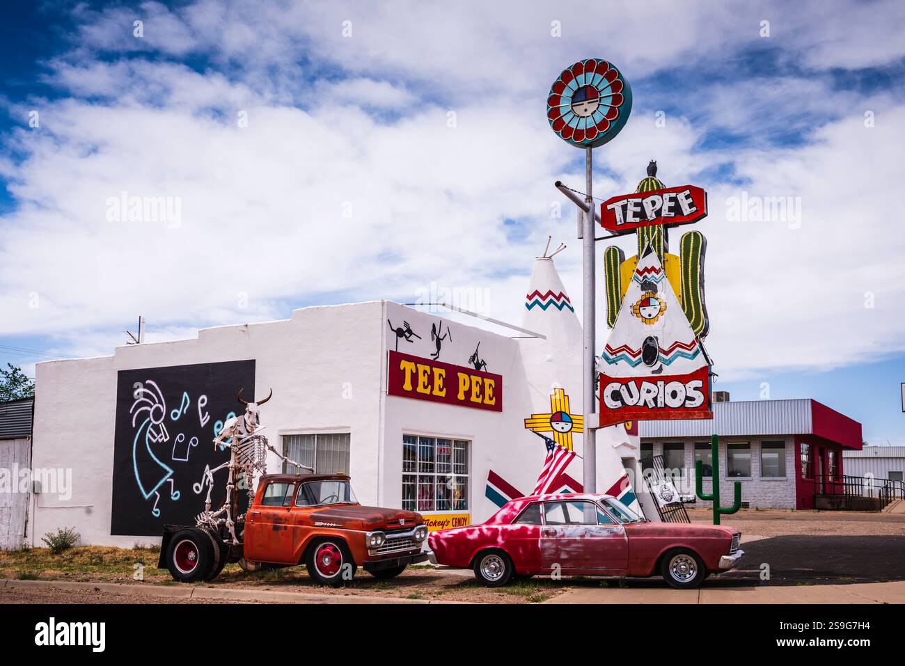 Tucumcari, NM, USA - 2. Mai 2018: Tipi Curios ist ein Souvenirladen in einem historischen Gebäude, in dem Erinnerungsstücke der Route 66 verkauft werden. Stockfoto