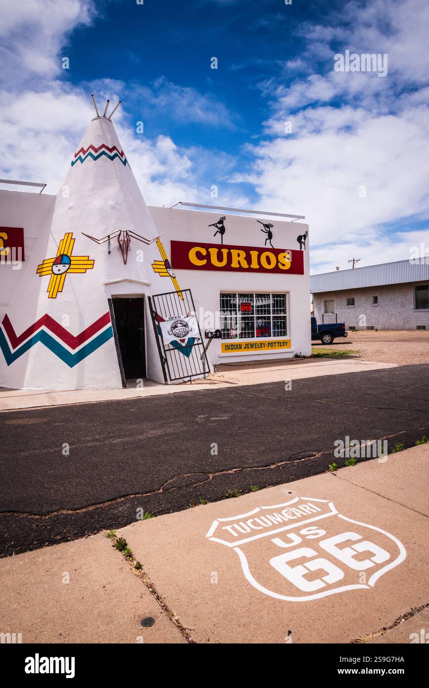 Tucumcari, NM, USA - 2. Mai 2018: Tipi Curios ist ein Souvenirladen in einem historischen Gebäude, in dem Erinnerungsstücke der Route 66 verkauft werden. Stockfoto