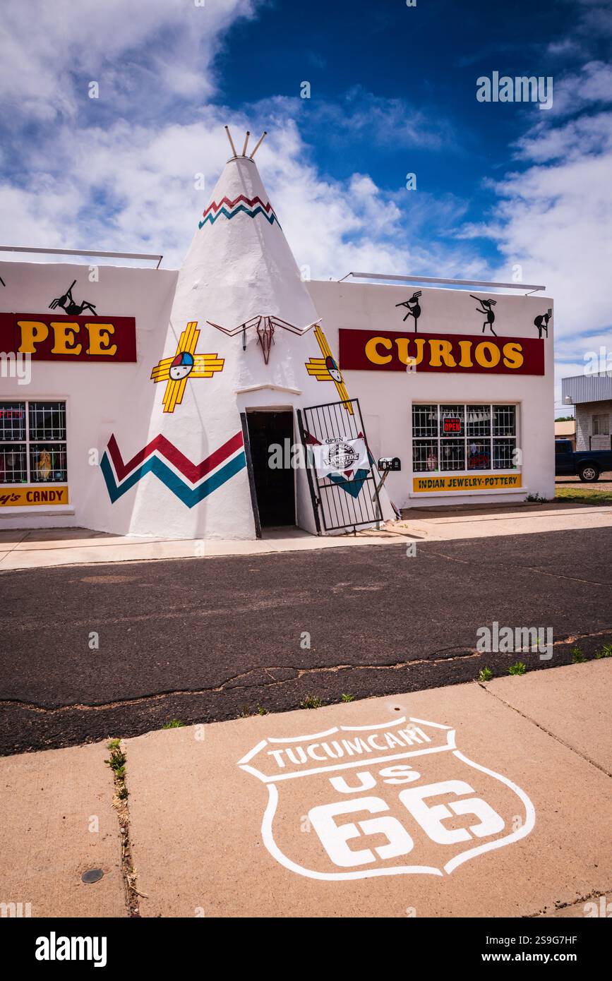 Tucumcari, NM, USA - 2. Mai 2018: Tipi Curios ist ein Souvenirladen in einem historischen Gebäude, in dem Erinnerungsstücke der Route 66 verkauft werden. Stockfoto