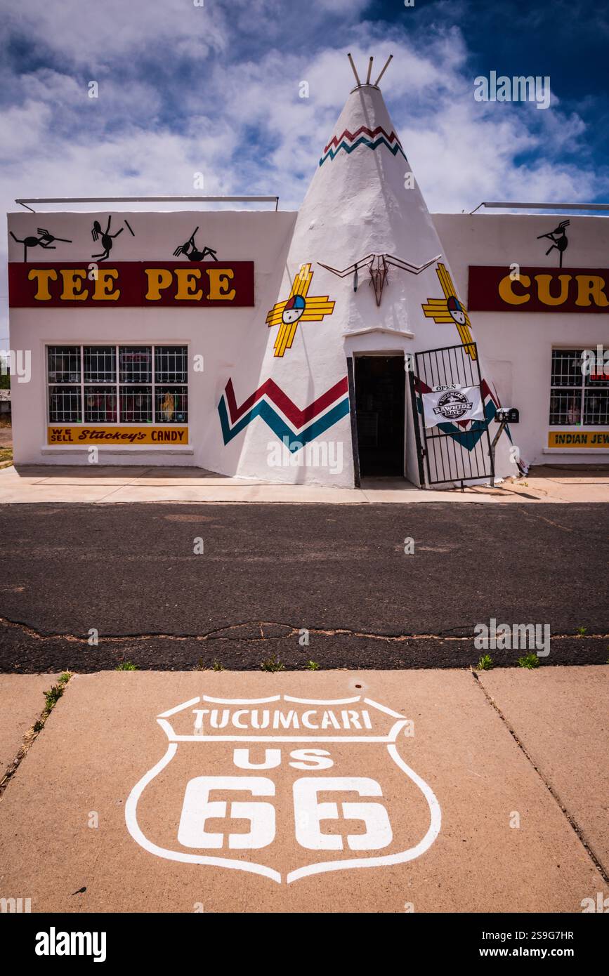 Tucumcari, NM, USA - 2. Mai 2018: Tipi Curios ist ein Souvenirladen in einem historischen Gebäude, in dem Erinnerungsstücke der Route 66 verkauft werden. Stockfoto