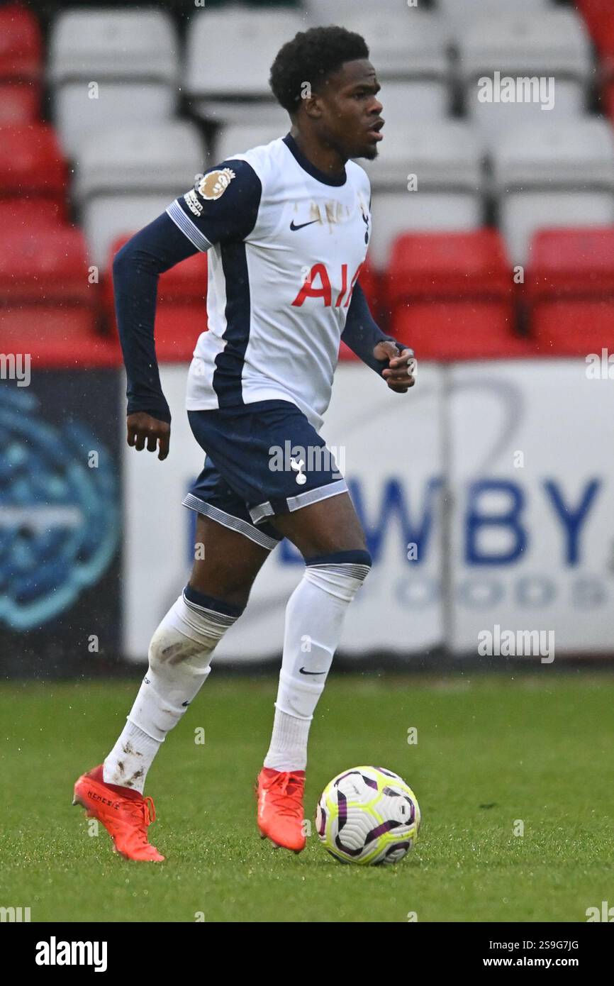 Dante Cassanova (4 Tottenham) kontrolliert den Ball während des Spiels der Premier League 2 zwischen Tottenham Hotspur und Liverpool im Lamex Stadium, Stevenage am Sonntag, den 26. Januar 2025. (Foto: Kevin Hodgson | MI News) Stockfoto