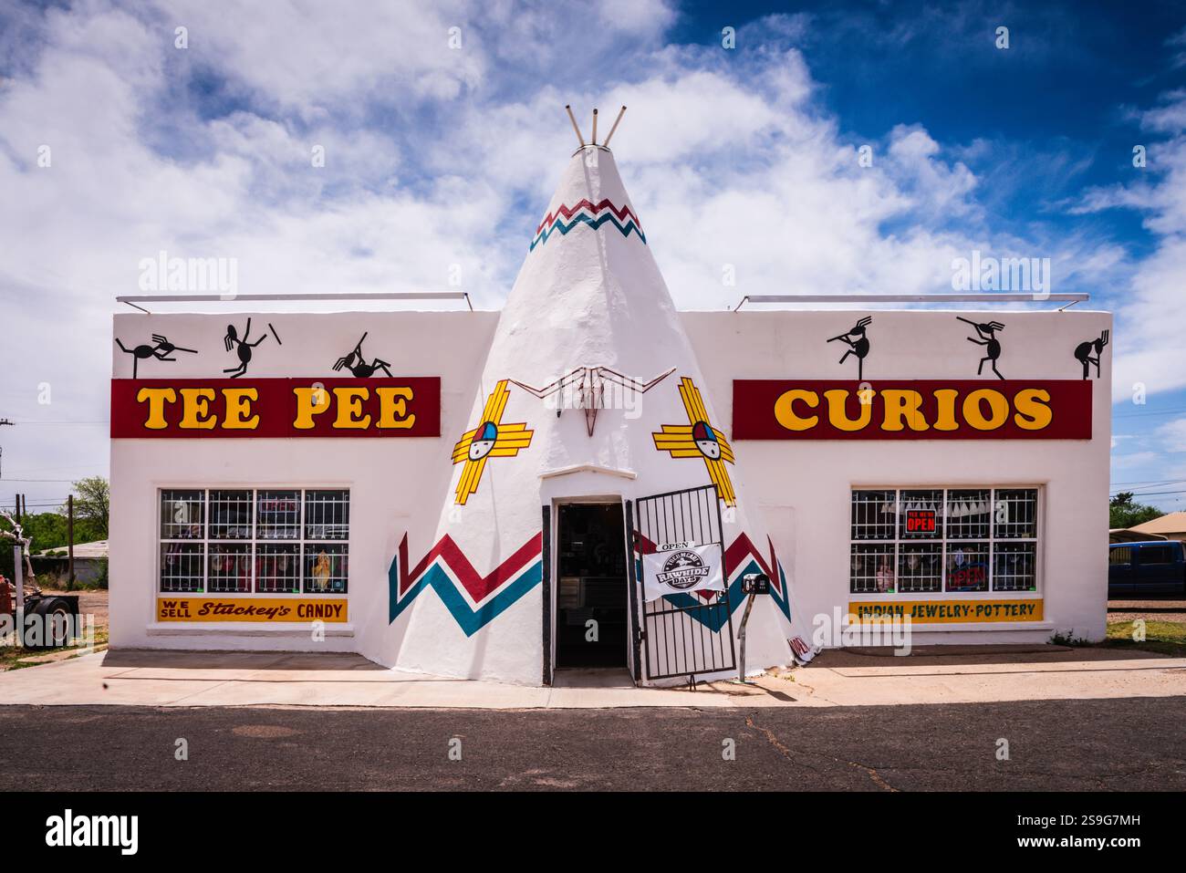 Tucumcari, NM, USA - 2. Mai 2018: Tipi Curios ist ein Souvenirladen in einem historischen Gebäude, in dem Erinnerungsstücke der Route 66 verkauft werden. Stockfoto