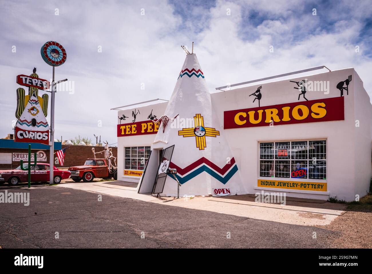 Tucumcari, NM, USA - 2. Mai 2018: Tipi Curios ist ein Souvenirladen in einem historischen Gebäude, in dem Erinnerungsstücke der Route 66 verkauft werden. Stockfoto