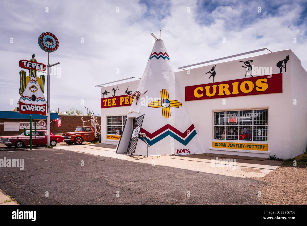 Tucumcari, NM, USA - 2. Mai 2018: Tipi Curios ist ein Souvenirladen in einem historischen Gebäude, in dem Erinnerungsstücke der Route 66 verkauft werden. Stockfoto Tucumcari, NM, USA - 2. Mai 2018: Tipi Curios ist ein Souvenirladen in einem historischen Gebäude, in dem Erinnerungsstücke der Route 66 verkauft werden. Stockfoto