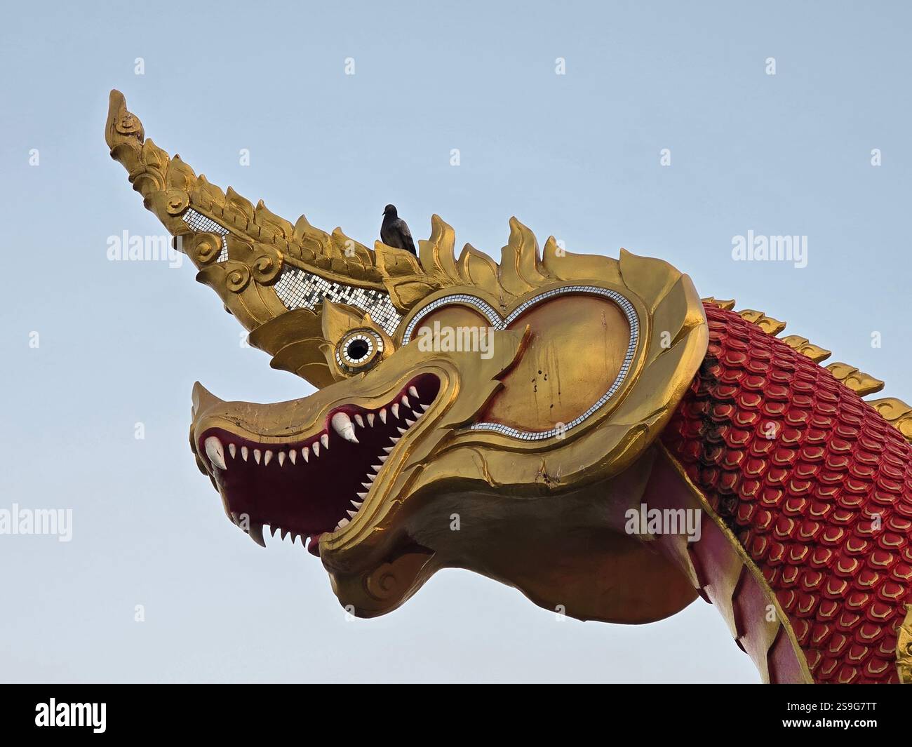 Naga, Drache im thailändischen Stil, ein häufiges Artefakt in Tempeln in Thailand - Smartphone-aufgenommenes Stockfoto