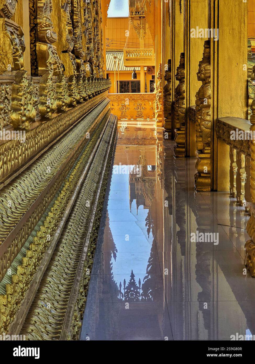 Reflexion über den Marmorgang an einem thailändischen Tempel in der Nähe von Bangkok - Smartphone-aufgenommenes Stockfoto