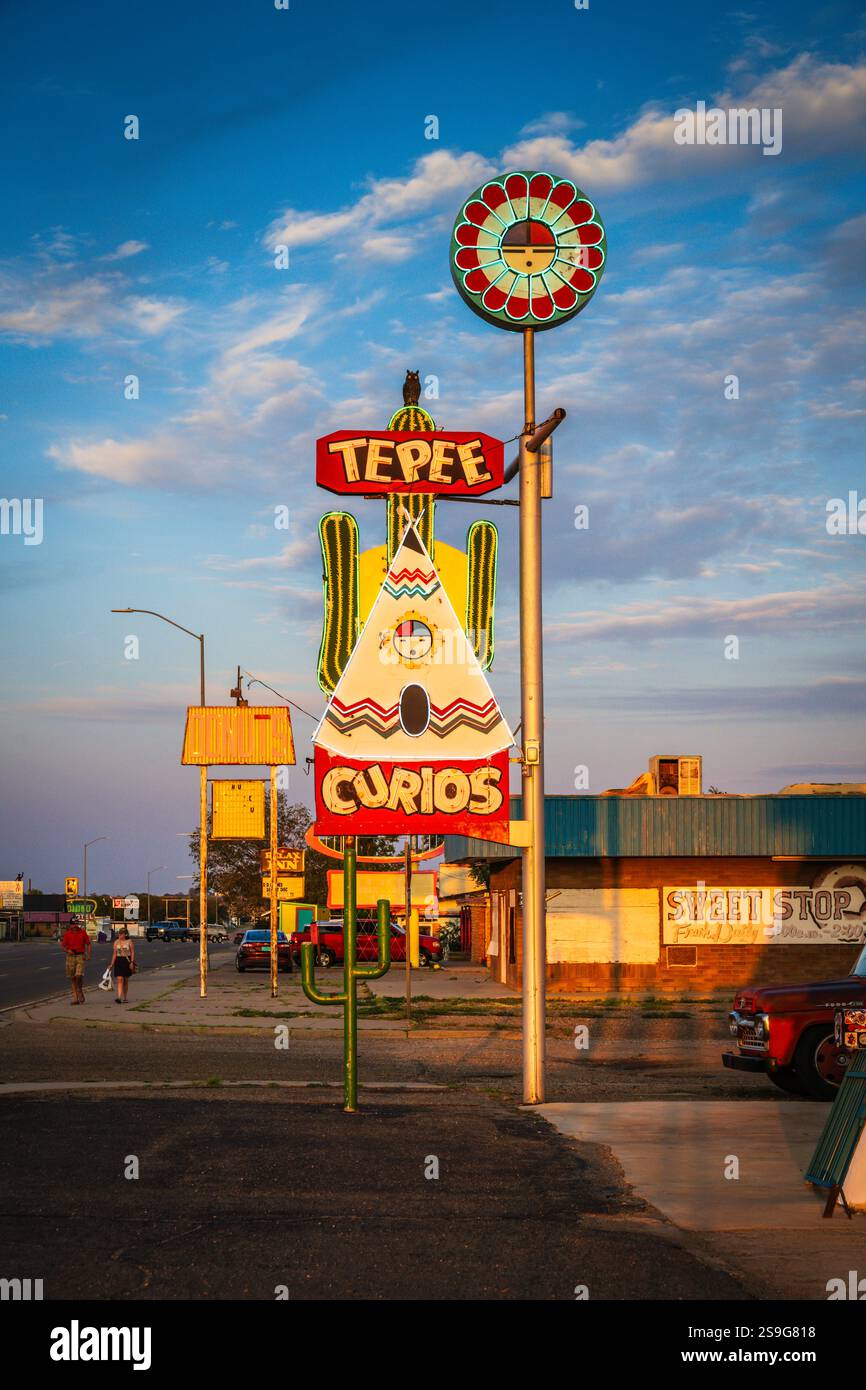 Tucumcari, NM USA - 31. August 2024: Tipi Curios ist ein Souvenirladen in einem historischen Gebäude, in dem Erinnerungsstücke an die Route 66 verkauft werden. Stockfoto Tucumcari, NM USA - 31. August 2024: Tipi Curios ist ein Souvenirladen in einem historischen Gebäude, in dem Erinnerungsstücke an die Route 66 verkauft werden. Stockfoto