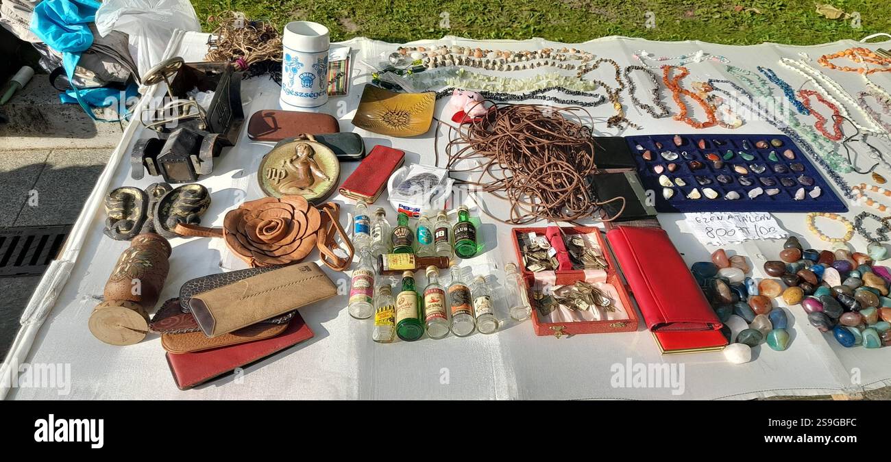 Europäischer Antiquitätenmarkt, Stand am Flohmarkt : farbenfrohe Kristallsteine, Kristallschmuck, Bernsteinketten, Vintage-Spielzeug, Vintage-Bücher, Vintage Rosenkranzperlen , Naturstein und Mineralien Halsketten, Edelstein Anhänger, Vintage Medaillen, Kristallarmbänder, , Vintage Modeschmuck, Vintage Münzen Stockfoto