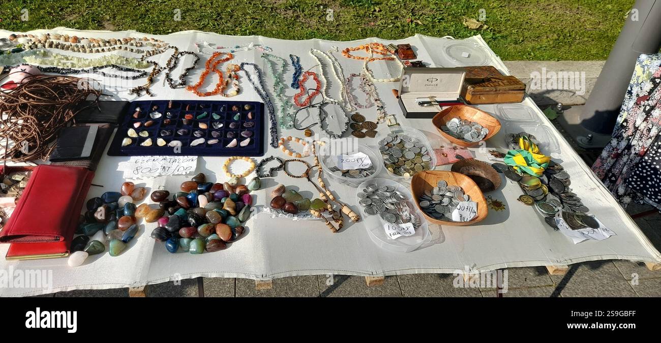 Europäischer Antiquitätenmarkt, Stand am Flohmarkt : farbenfrohe Kristallsteine, Kristallschmuck, Bernsteinketten, Vintage-Spielzeug, Vintage-Bücher, Vintage Rosenkranzperlen , Naturstein und Mineralien Halsketten, Edelstein Anhänger, Vintage Medaillen, Kristallarmbänder, , Vintage Modeschmuck, Vintage Münzen Stockfoto
