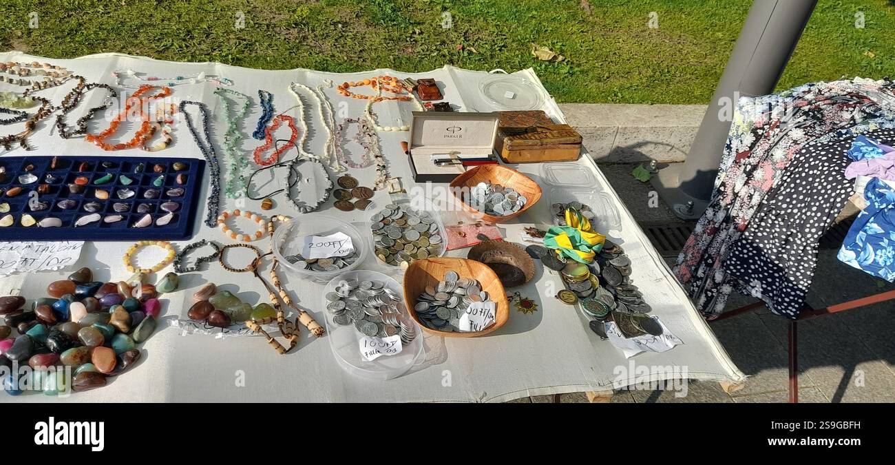 Europäischer Antiquitätenmarkt, Stand am Flohmarkt : farbenfrohe Kristallsteine, Kristallschmuck, Bernsteinketten, Vintage-Spielzeug, Vintage-Bücher, Vintage Rosenkranzperlen , Naturstein und Mineralien Halsketten, Edelstein Anhänger, Vintage Medaillen, Kristallarmbänder, , Vintage Modeschmuck, Vintage Münzen Stockfoto