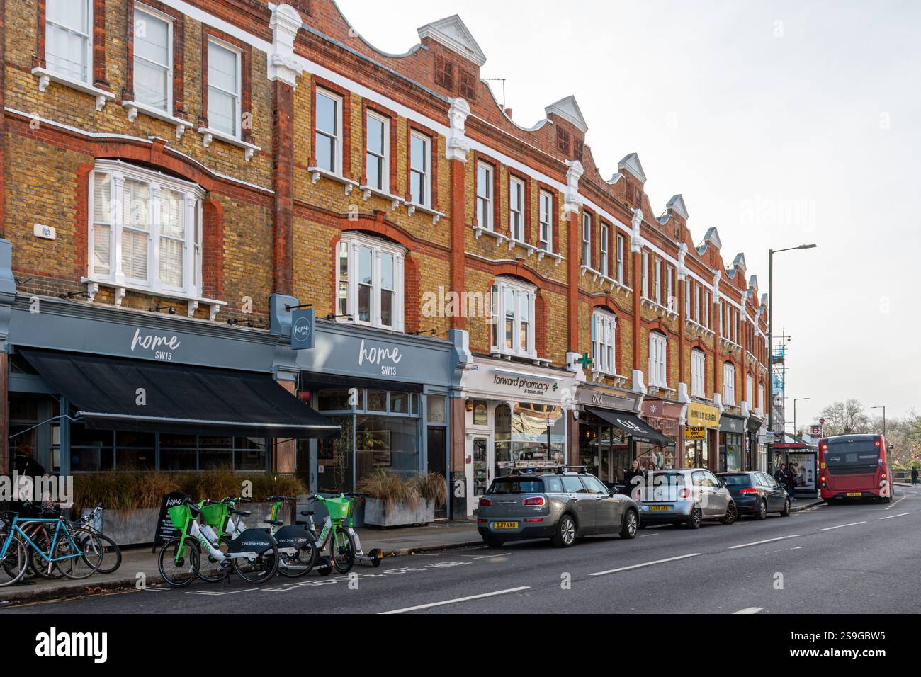 Barnes, London Borough of Richmond-upon-Thames, England, Großbritannien. Blick auf die Straße entlang der Church Road mit Leuten und Geschäften Stockfoto