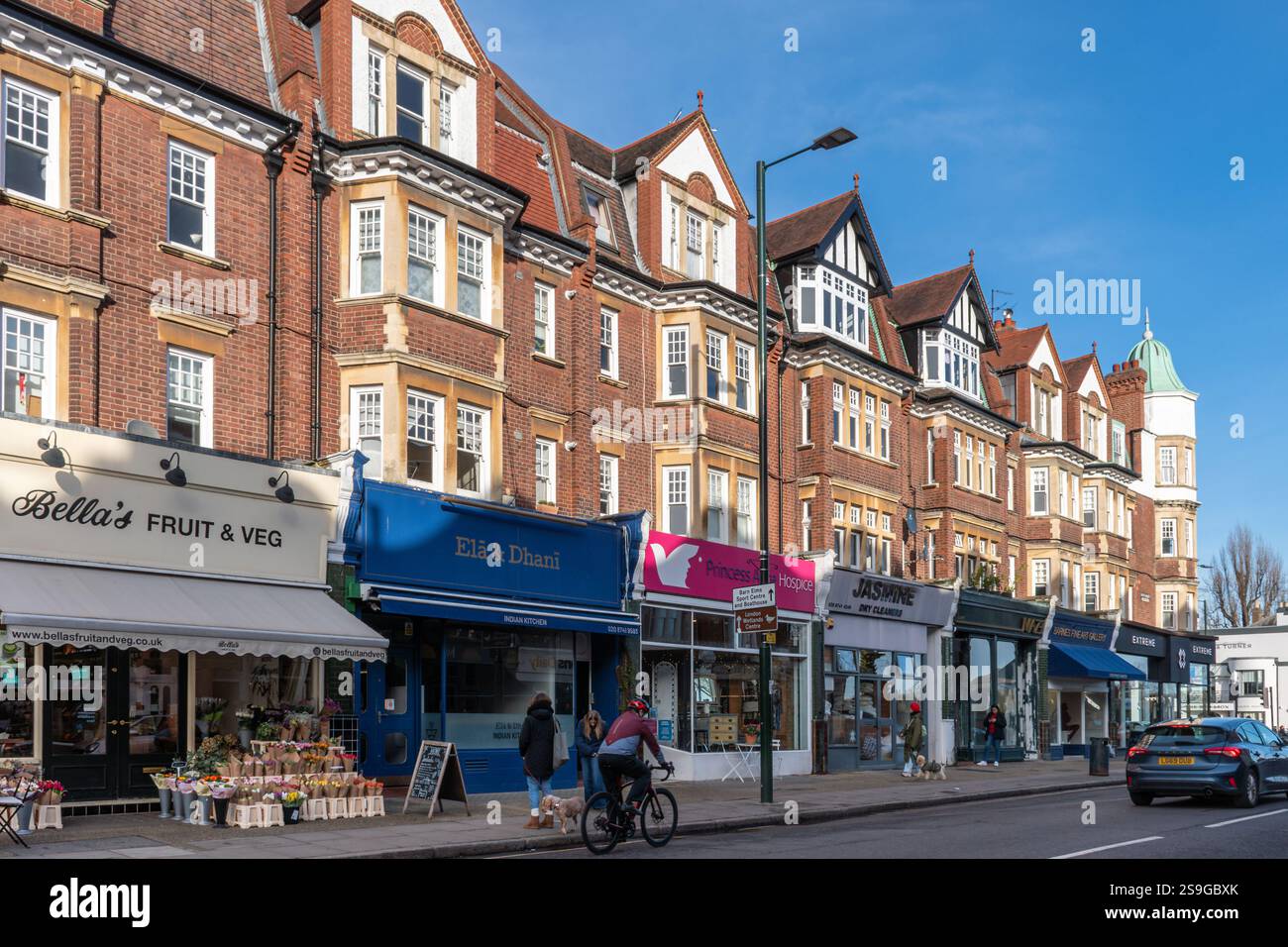 Barnes, London Borough of Richmond-upon-Thames, England, Großbritannien. Blick auf die Straße entlang der Church Road mit Leuten und Geschäften Stockfoto