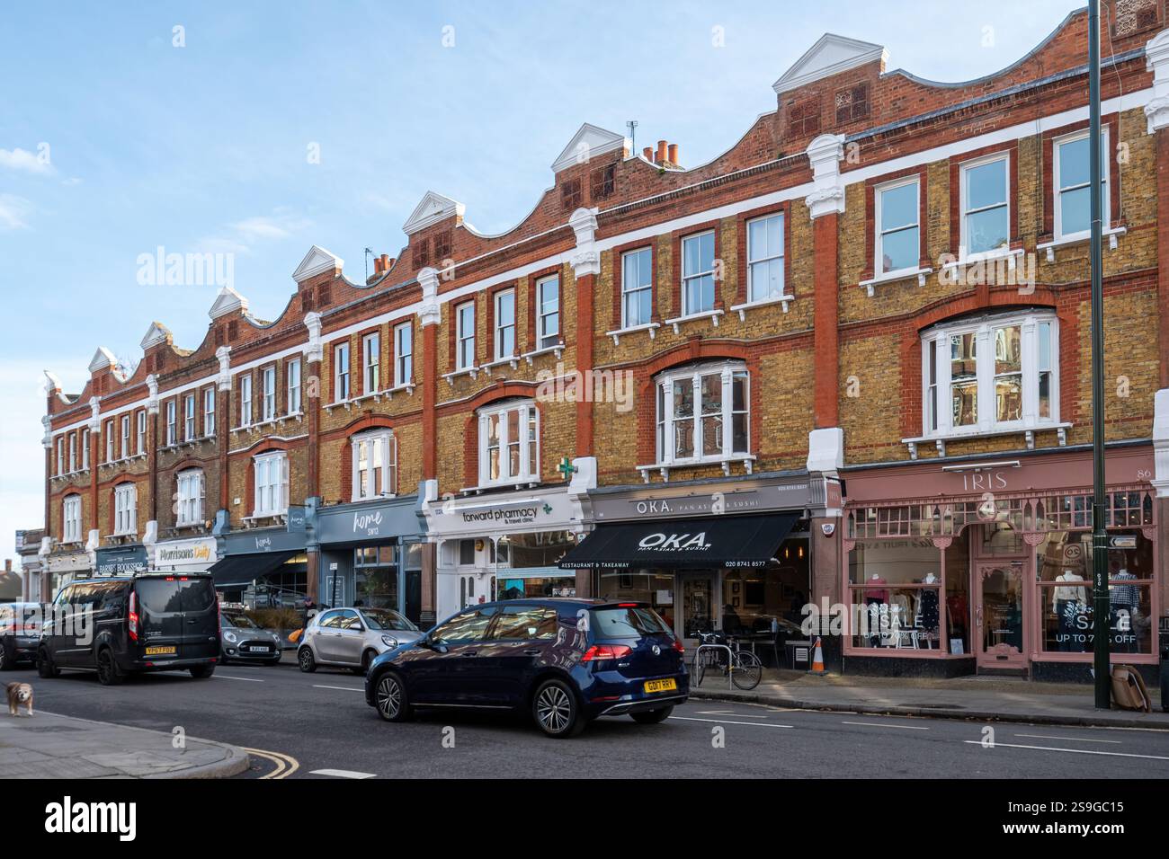 Barnes, London Borough of Richmond-upon-Thames, England, Großbritannien. Blick auf die Straße entlang der Church Road mit Leuten und Geschäften Stockfoto
