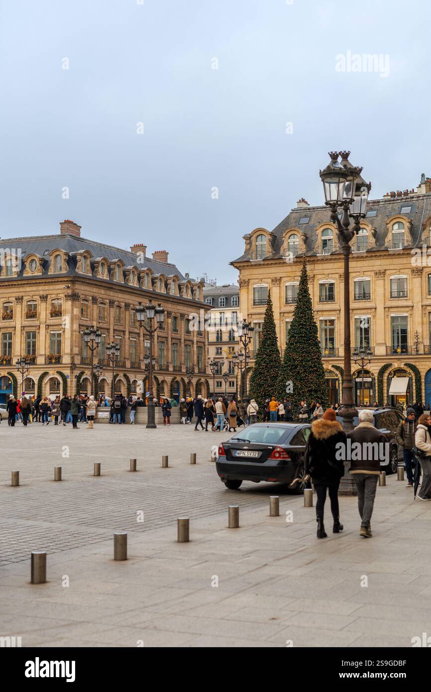 Place Vendôme in Paris während der Weihnachtszeit mit festlicher Dekoration, großen Weihnachtsbäumen, historischer Architektur und Spaziergängen. Stockfoto Place Vendôme in Paris während der Weihnachtszeit mit festlicher Dekoration, großen Weihnachtsbäumen, historischer Architektur und Spaziergängen. Stockfoto