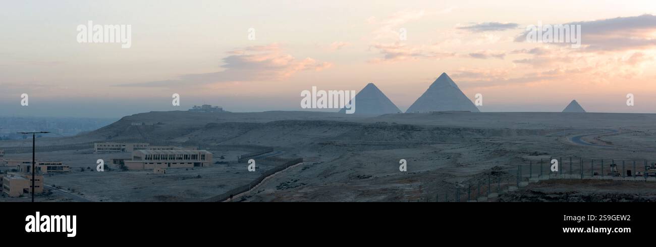 Gizeh Pyramidenkomplex bei Sonnenaufgang, Kairo, Ägypten. Gizeh Nekropolis. Stockfoto