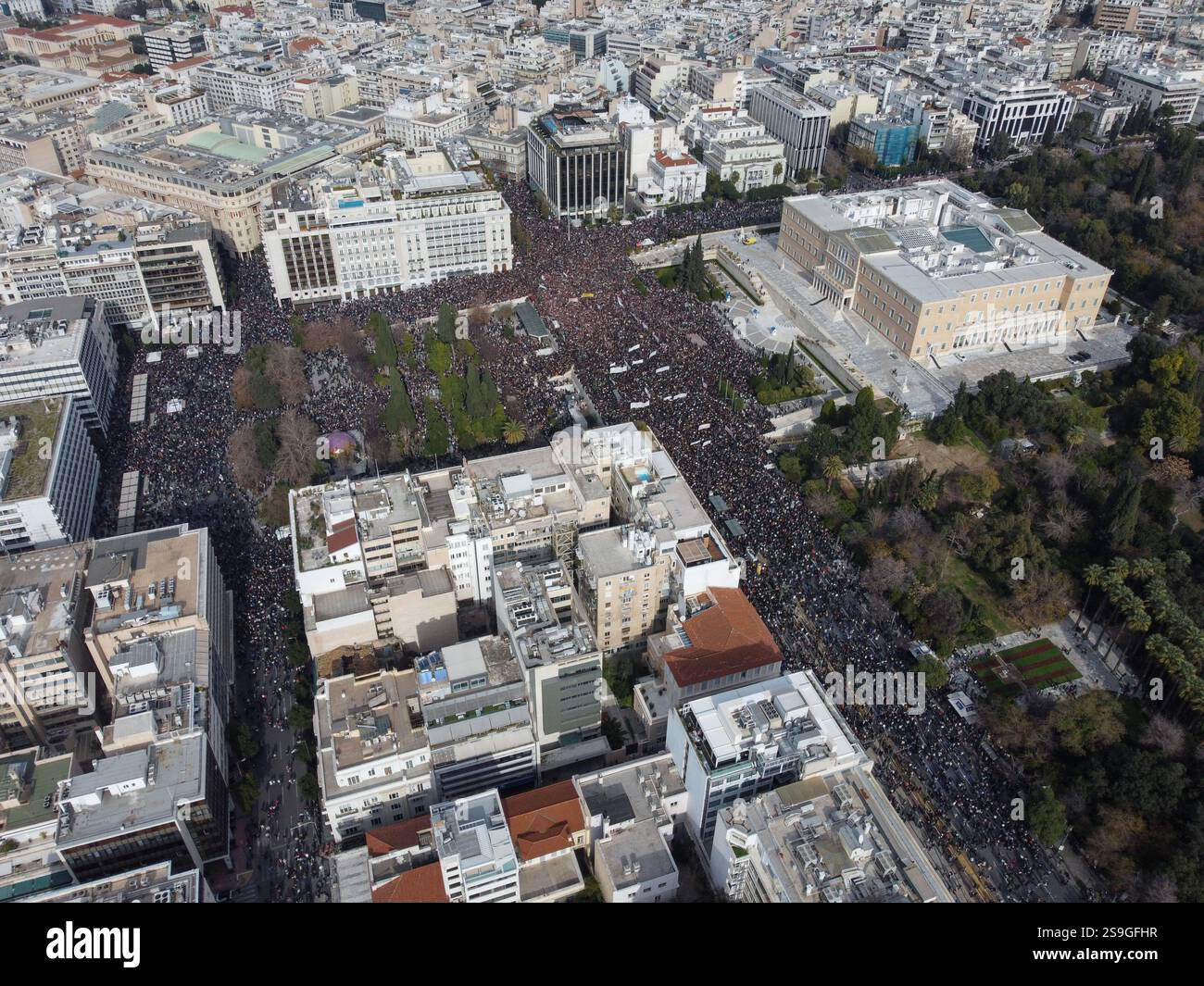 Athen, Griechenland. 26. Januar 2025. Nach Ansicht einer Drohne versammeln sich Tausende vor dem griechischen Parlament während eines von den Familien der Opfer des Zugunglücks Tempi organisierten Protestes, fordern Gerechtigkeit und verurteilen die Regierung, die die Wahrheit vertuscht. Eine Untersuchung des Zugunglücks, bei dem mindestens 57 Menschen in der Region Thessalien ums Leben kamen, ergab, dass Passagiere, die den ersten Zusammenstoß überlebten, aber sagten, dass sie mit dem Atmen zu kämpfen hatten. Quelle: Dimitris Aspiotis/Alamy Live News Stockfoto