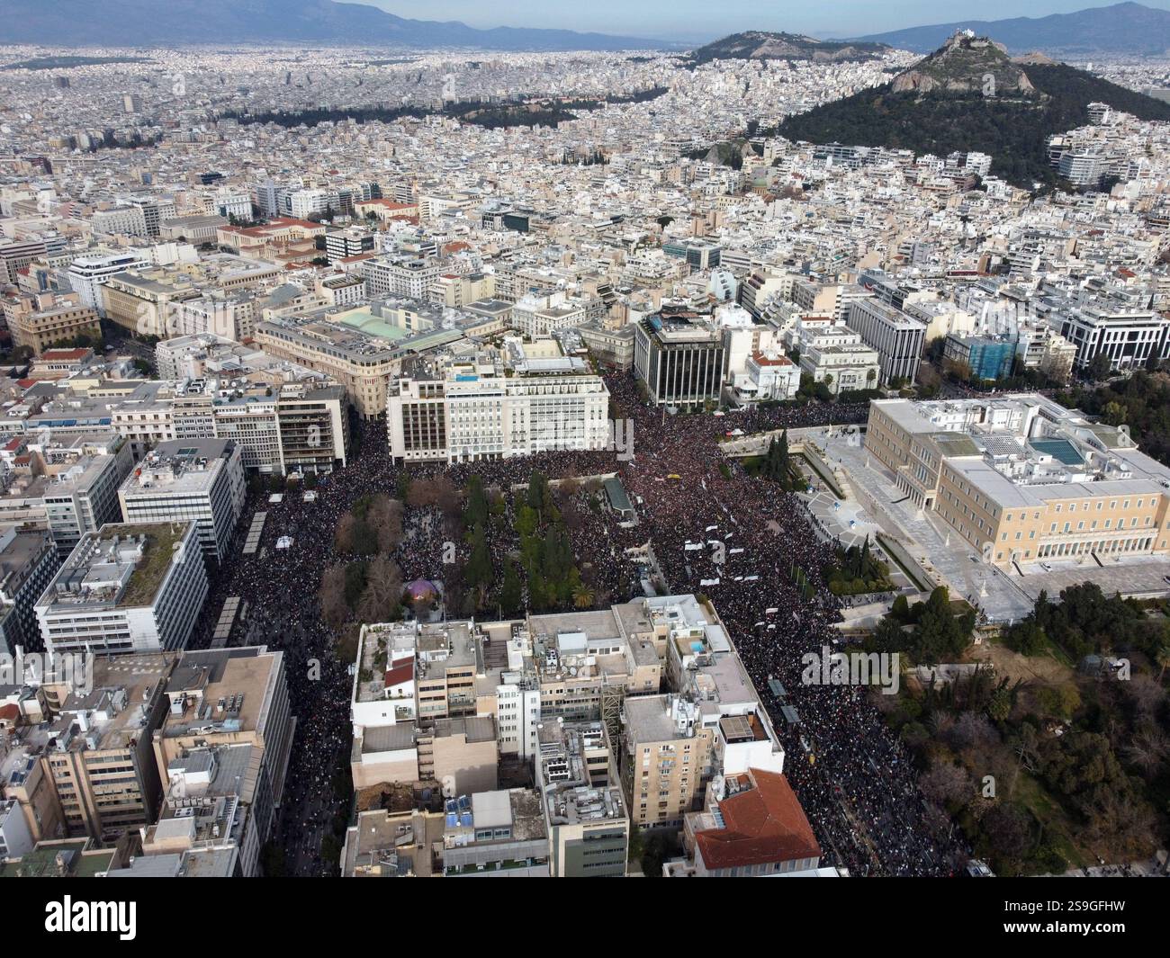 Athen, Griechenland. 26. Januar 2025. Nach Ansicht einer Drohne versammeln sich Tausende vor dem griechischen Parlament während eines von den Familien der Opfer des Zugunglücks Tempi organisierten Protestes, fordern Gerechtigkeit und verurteilen die Regierung, die die Wahrheit vertuscht. Eine Untersuchung des Zugunglücks, bei dem mindestens 57 Menschen in der Region Thessalien ums Leben kamen, ergab, dass Passagiere, die den ersten Zusammenstoß überlebten, aber sagten, dass sie mit dem Atmen zu kämpfen hatten. Quelle: Dimitris Aspiotis/Alamy Live News Stockfoto