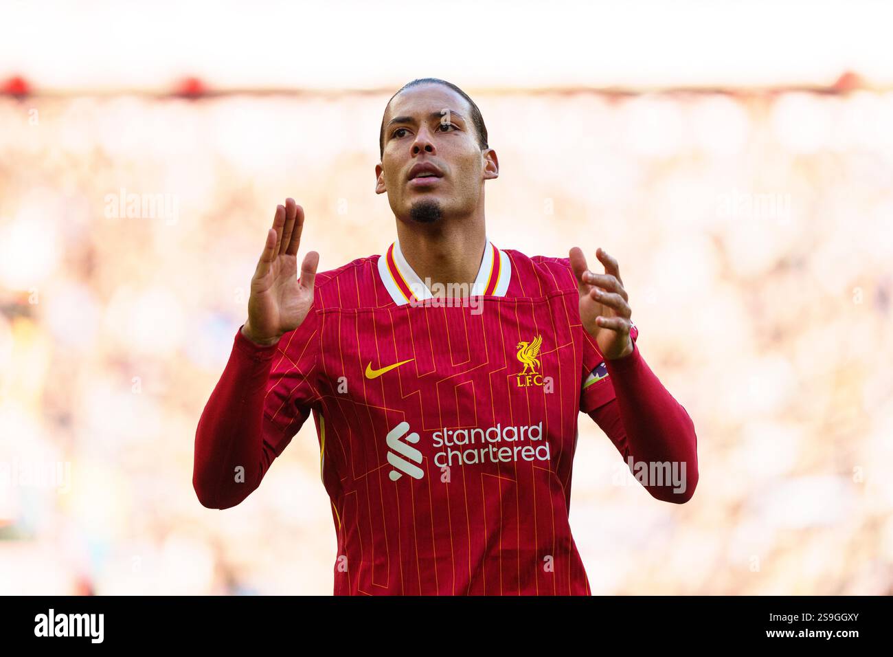 Liverpool's Virgil van Dijk während des Premier League-Spiels zwischen Liverpool und Ipswich Town in Anfield, Liverpool am Samstag, den 25. Januar 2025. (Foto: Steven Halliwell | MI News) Stockfoto