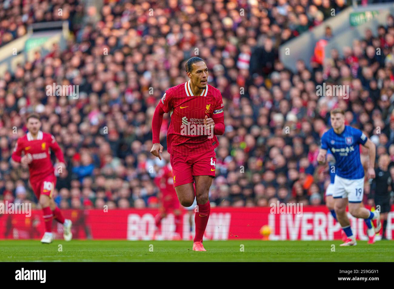 Liverpool's Virgil van Dijk während des Premier League-Spiels zwischen Liverpool und Ipswich Town in Anfield, Liverpool am Samstag, den 25. Januar 2025. (Foto: Steven Halliwell | MI News) Stockfoto