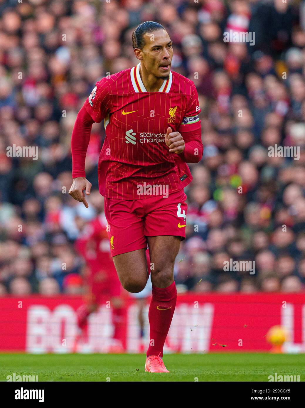 Liverpool's Virgil van Dijk während des Premier League-Spiels zwischen Liverpool und Ipswich Town in Anfield, Liverpool am Samstag, den 25. Januar 2025. (Foto: Steven Halliwell | MI News) Stockfoto