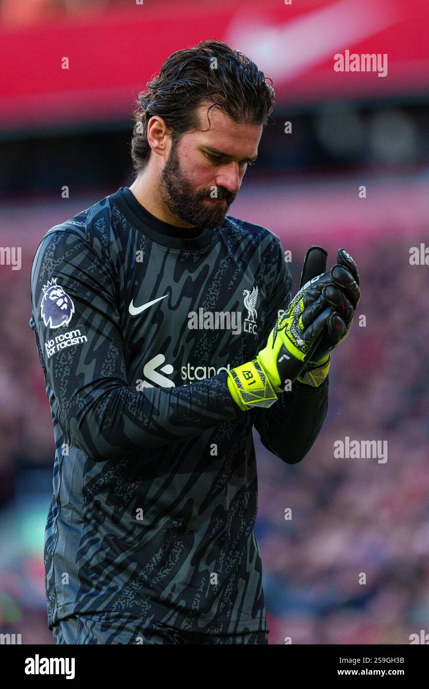 Alisson Becker aus Liverpool ist beim Premier League-Spiel zwischen Liverpool und Ipswich Town am Samstag, den 25. Januar 2025, in Anfield, Liverpool zu sehen. (Foto: Steven Halliwell | MI News) Stockfoto