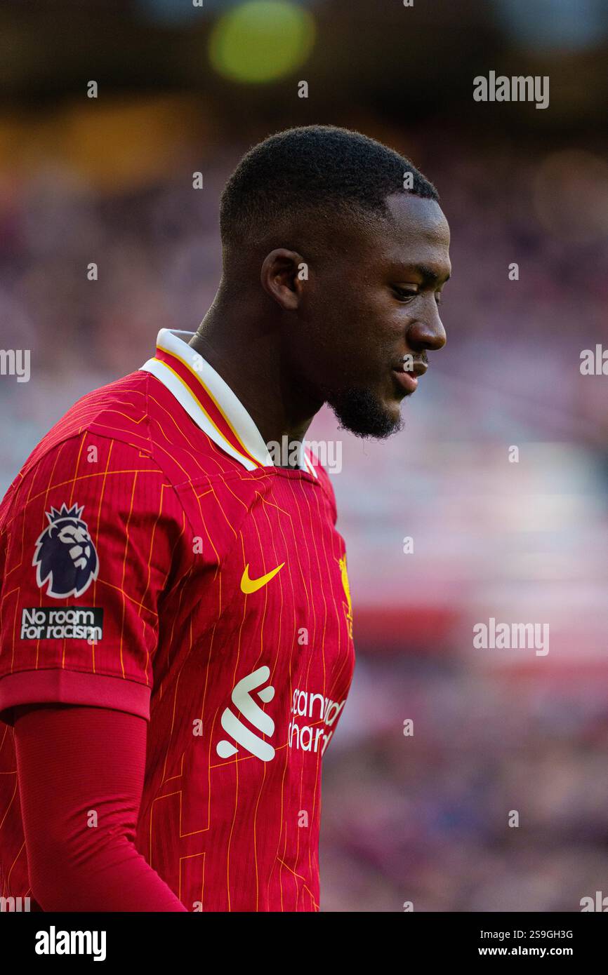 Ryan Gravenberch aus Liverpool wird am Samstag, den 25. Januar 2025, während des Premier League-Spiels zwischen Liverpool und Ipswich Town in Anfield, Liverpool, gespielt. (Foto: Steven Halliwell | MI News) Stockfoto