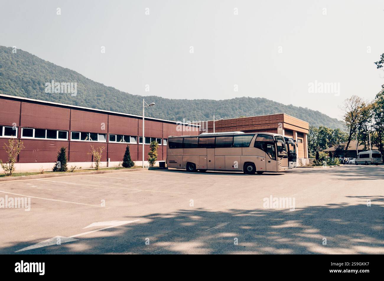 Große Personenbusse stehen auf dem Parkplatz des Busbahnhofs Stockfoto