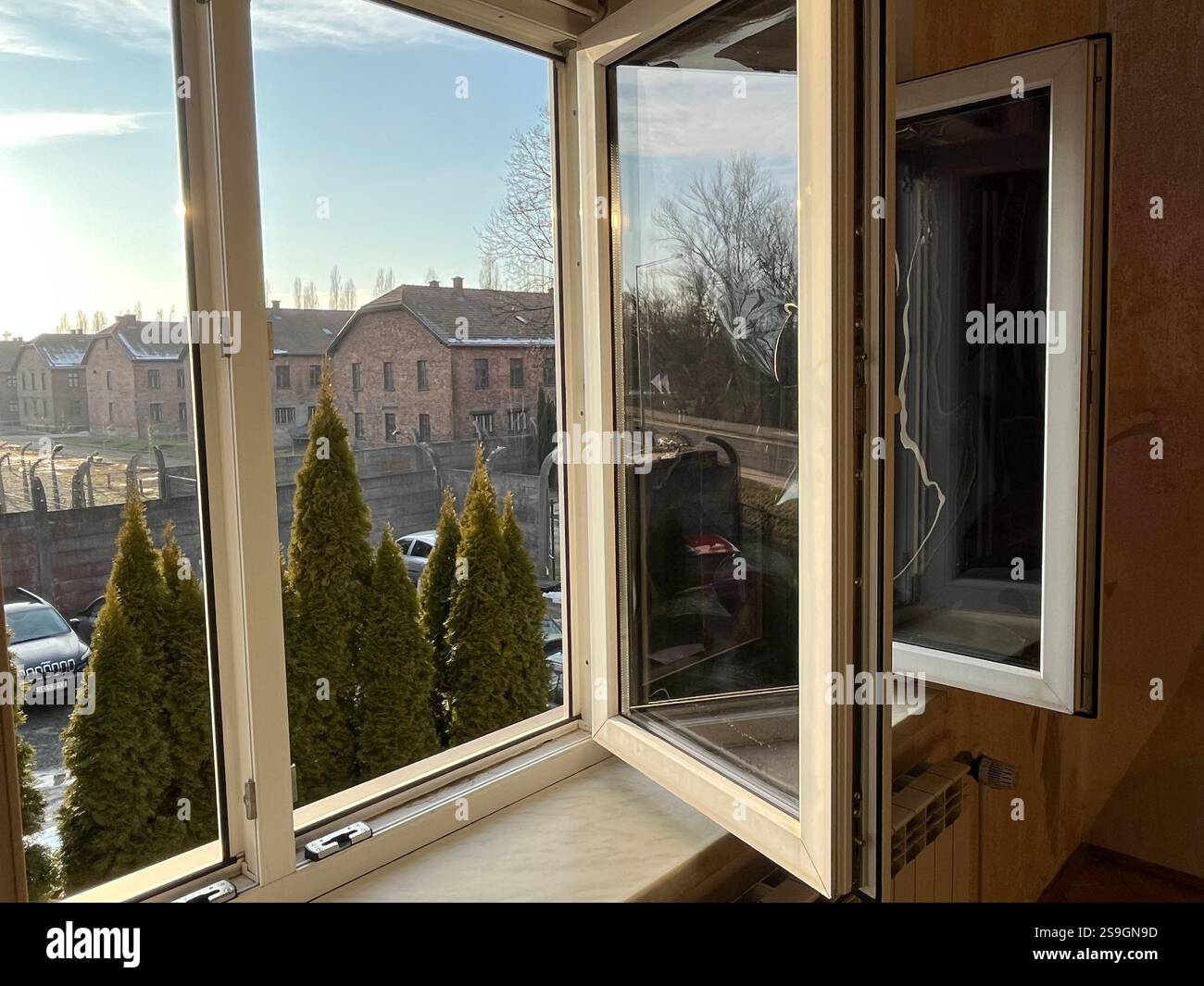 26. Januar 2025, Polen, Oswiecim: Blick auf das ehemalige deutsche Vernichtungslager Auschwitz aus der ehemaligen Villa des Kommandanten Rudolf Höß. Foto: Doris Heimann/dpa Stockfoto