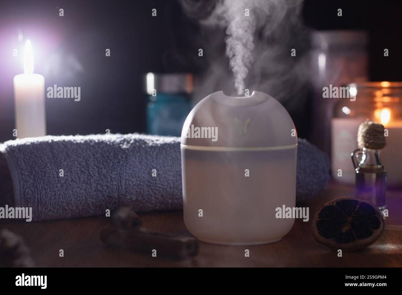 Aromatischer Rauch, Nahaufnahme, mit elektrischem Gerät. Rauchen Räucherstäbchen Kopierraum. Aromatherapie Stockfoto