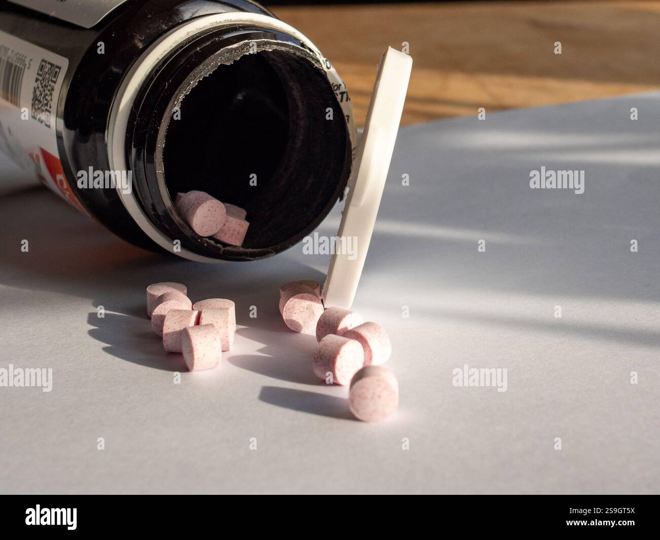 Frischer Kuchen und Pillen, Medizin, gesund Stockfoto