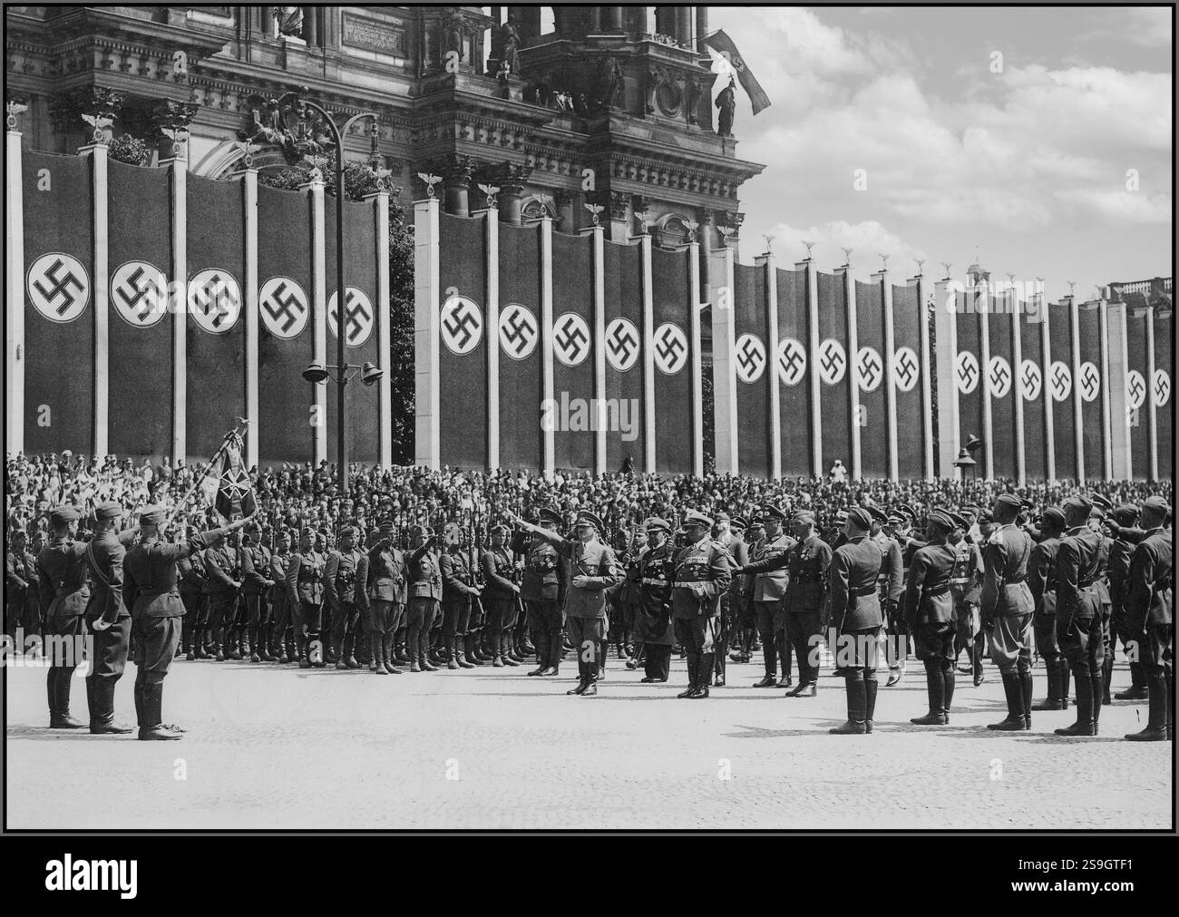 Adolf Hitler in Lustgarten würdigt das Banner der Kondor-Legion. Daneben stehen General Hugo Sperrle (links), rechts Adm. Erich Raeder, Hermann Göring, General Wilhelm Keitel, General Wolfram von Richthofen. Im Hintergrund ist das Berliner Domgebäude zu sehen. Datum: 6. Juni 1939 Stockfoto