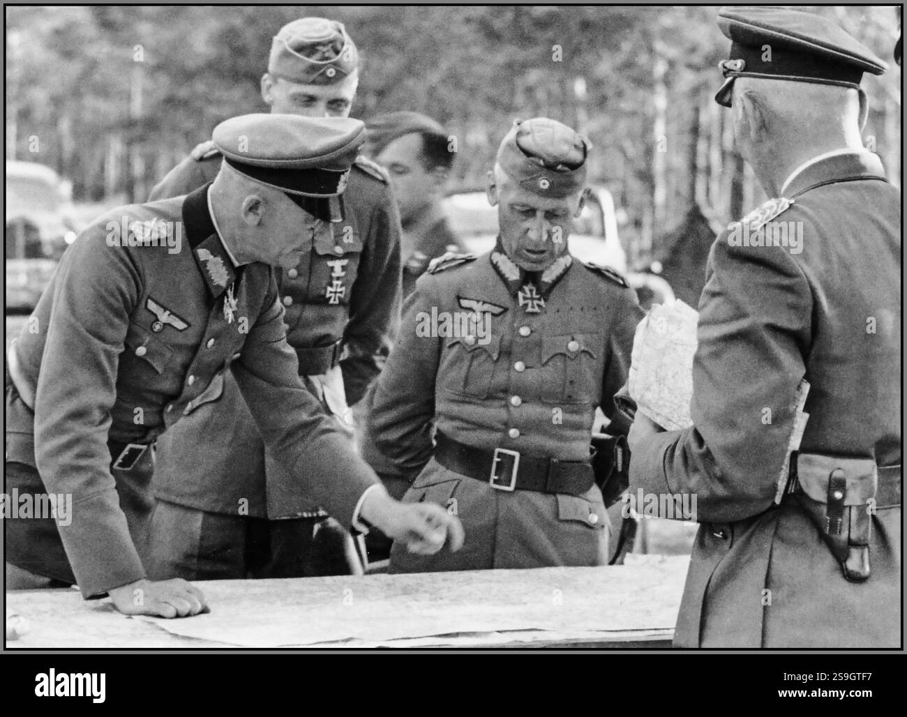 BARBAROSSA WW2 Nazi-Generäle Fedor von Bock, Hermann Hoth, Wolfram von Richthofen und Walther von Hünsdorff Russland, 8. Juli 1941. Kampfordnung für die Operation Barbarossa, die deutsche Invasion in die Sowjetunion während des Zweiten Weltkriegs. Sie wurde zwischen den deutsch geführten Achsenkräften und den sowjetischen Streitkräften ausgefochten. Der Betrieb begann am 22. Juni 1941 und endete am 5. Dezember 1941. Stockfoto