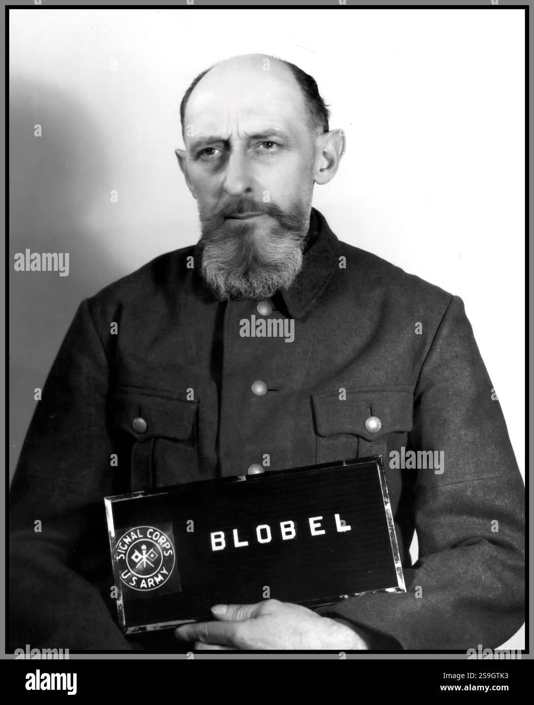 Paul Blobel (13. August 1894 – 7. Juni 1951), ein deutscher Sicherheitsdienst-Kommandant und verurteilter Kriegsverbrecher, der eine führende Rolle im Holocaust spielte. Er organisierte das Massaker Babi Yar, das größte Massaker des Zweiten Weltkriegs in der Babi Yar-Schlucht im September 1941, leitete den Einsatz des Gaswagens voran und baute nach der Umverteilung die Gaskammern für die Vernichtungslager aus. Nach dem Krieg wurde Blobel vor dem Einsatzgruppen-Prozess gestellt und zum Tode verurteilt. Er wurde 1951 hingerichtet. Stockfoto