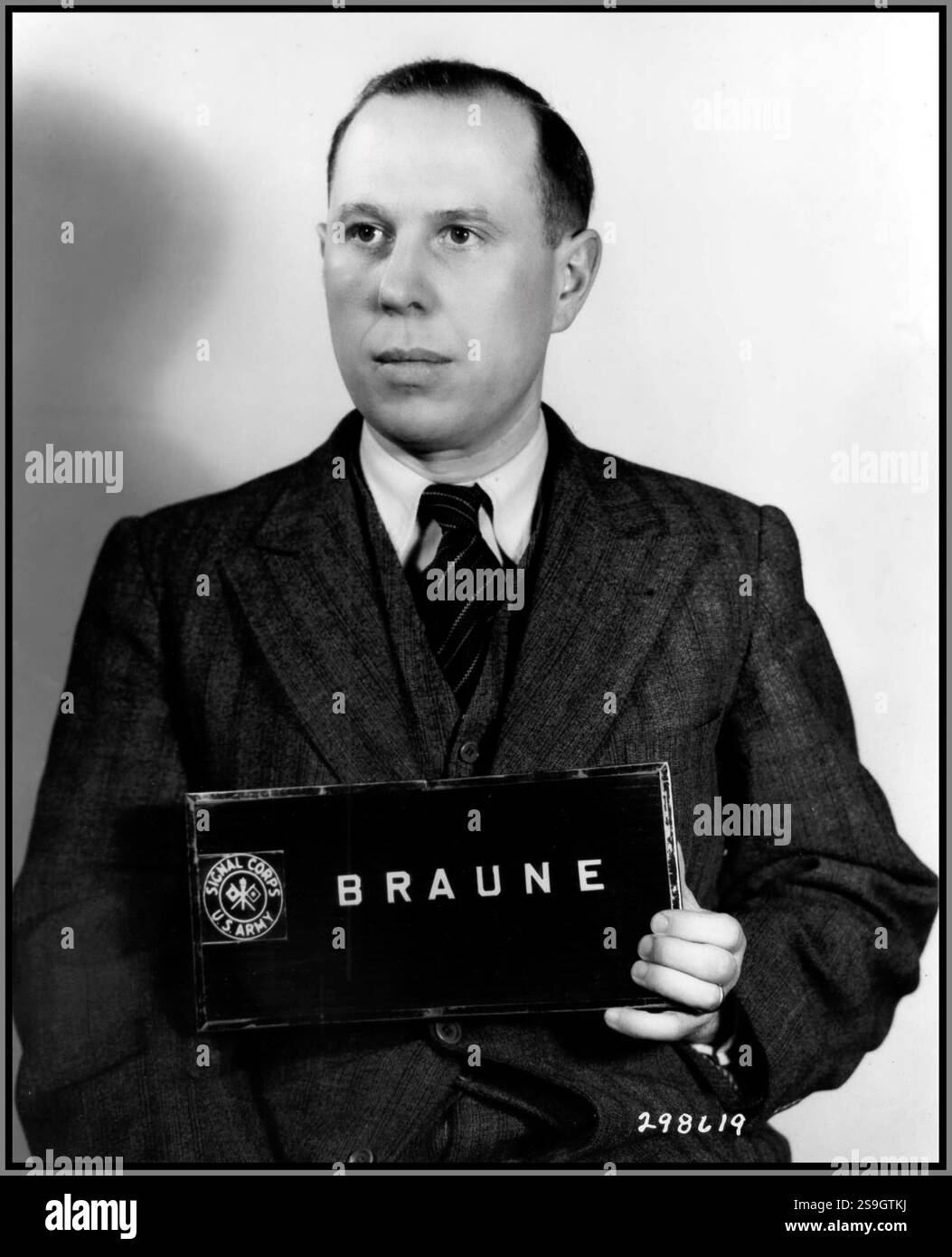 Werner Braune, ehemaliger Obersturmbannführer in der SS, Mitglied des SD und der Gestapo und Befehlshaber des Sonderkommandos 11B der Einsatzgruppe D. Sicherheitsdienst des Reichsführers-SS (SD) war der Geheimdienst der SS und der NSDAP in Nazi-Deutschland. Nürnberger Naziverbrechen Prozess offizielle Identifikationsfahndung. Wegen seiner Rolle beim Massenmord wurde Braune 1948 vor einem amerikanischen Militärgericht im Einsatzgruppen-Prozess angeklagt. Er wurde verurteilt, zum Tode verurteilt und 1951 hingerichtet. Stockfoto