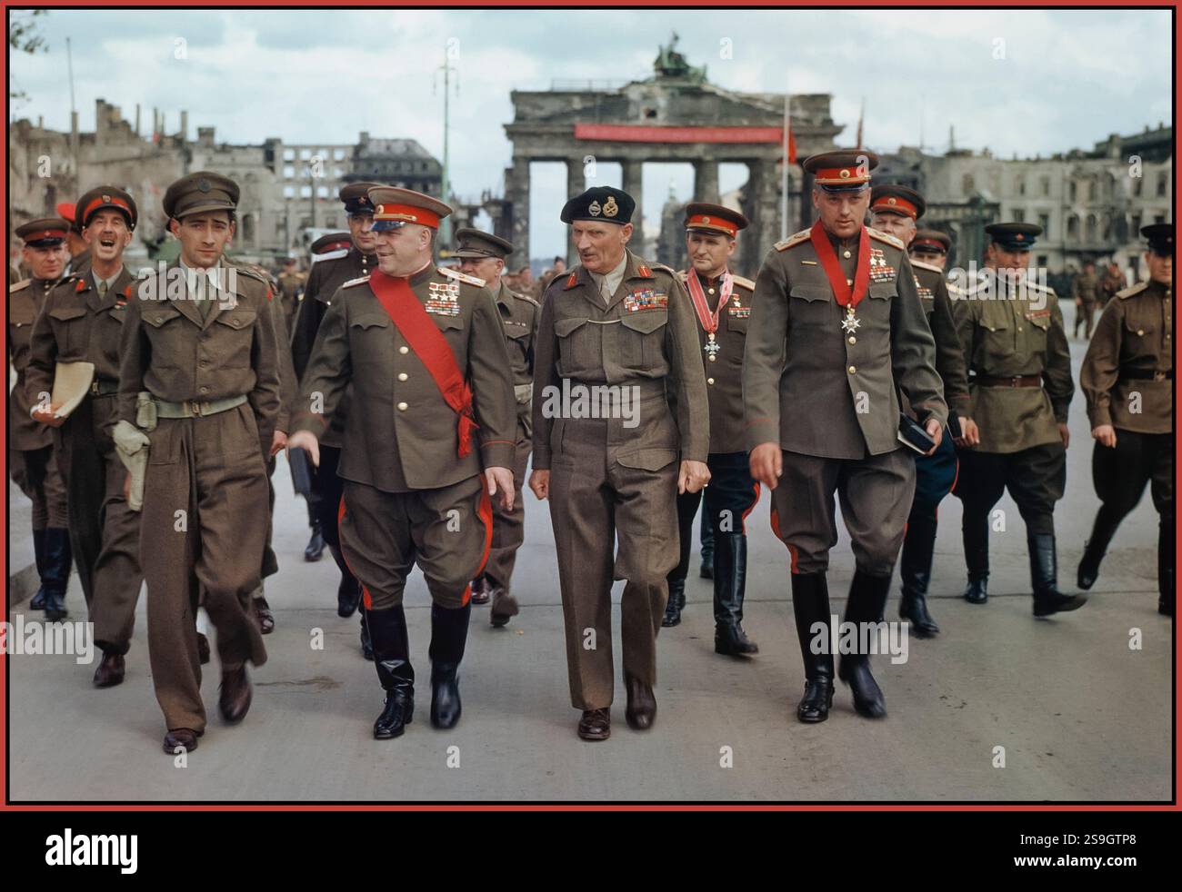 FELDMARSCHALL MONTGOMERY UND RUSSISCHE GENERÄLE AM BRANDENBURGER TOR IN BERLIN, 12. JULI 1945. Der stellvertretende Oberbefehlshaber der Roten Armee, Marschall G Schukow, der Kommandeur der 21. Armeegruppe, Feldmarschall Sir Bernard Montgomery, Marschall K Rokossovsky und General Sokolovsky der Roten Armee verlassen nach der Zeremonie das Brandenburger Tor. Stockfoto