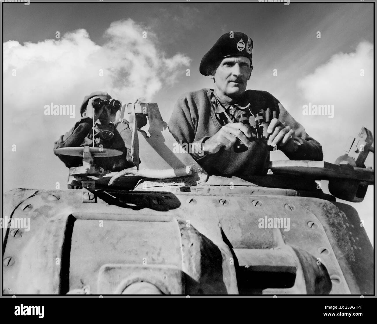 MONTGOMERY PANZER General Bernard L. Montgomery beobachtet in seinem GRANT Panzer mit Fernglas seine Panzer nach oben. Nordafrika, November 1942. Für seine Rolle in Nordafrika wurde er von der Regierung der Vereinigten Staaten im Rang eines Chief Commander mit der Legion of Merit ausgezeichnet. Im Oktober 1942 eröffnete Generalleutnant Bernard Montgomery, Kommandeur der Achten Armee, seine Offensive gegen die Achsenmächte. In einer 13-tägigen Schlacht wurde die Panzerarmee Afrika zerschlagen und gezwungen, sich aus Ägypten und Libyen zurückzuziehen. Der Sieg der Alliierten bei El Alamein war der Beginn des Endes des Westwüstenfeldzuges. Stockfoto