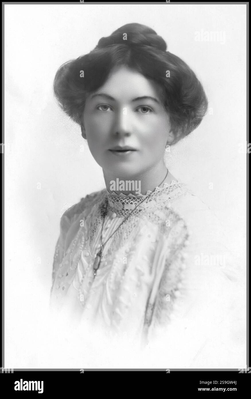 PANKHURST 1900er Jahre monochromes fotografisches weiches Studio-Porträt von Christabel Pankhurst, Kopf und Schultern, Vollgesicht, weiße Einfassung, Tochter der bekannten britischen Suffragette Emmeline Pankhurst. Christabel Harriette Pankhurst (* 22. September 1880 – 13. Februar 1958) war eine britische Suffragettin in Manchester. Sie war Mitbegründerin der Women's Social & Political Union (WSPU) und leitete ihre militanten Aktionen vom französischen Exil aus von 1912 bis 1913. 1914 unterstützte sie den Krieg gegen Deutschland. Nach dem Krieg zog sie in die Vereinigten Staaten als Evangelistin für die Second Adventist Movement Stockfoto