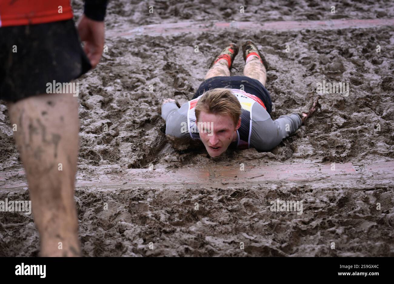 Der belgische Nicolai Sake wurde während des Herrenrennens beim CrossCup Leichtathletikrennen in Hannut am Sonntag, den 26. Januar 2025, der 4/5. Etappe des CrossCup-Wettbewerbs, dargestellt. BELGA FOTO JOHN THYS Stockfoto