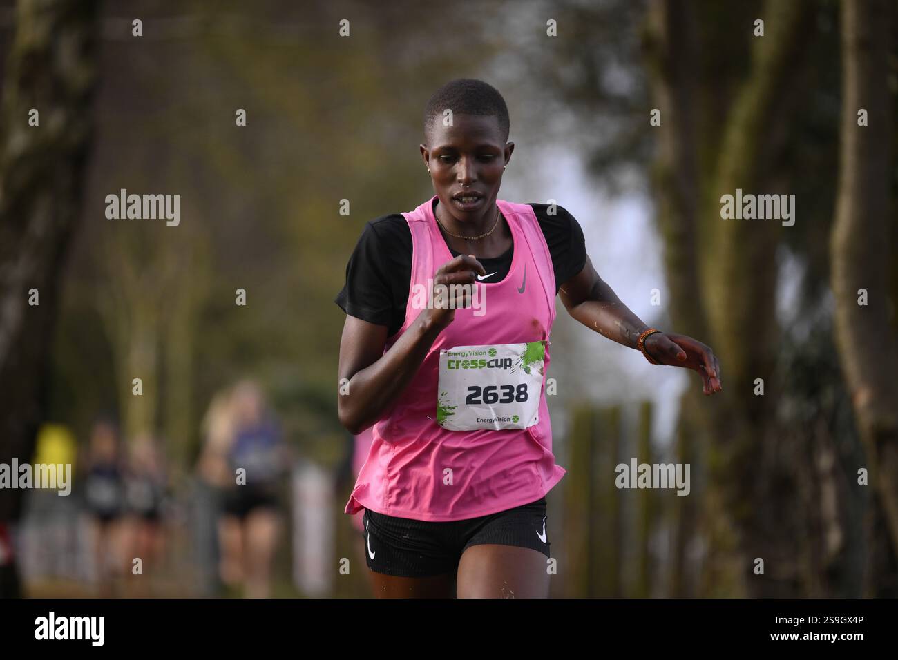Charity Cherop wurde während des Frauenrennens beim CrossCup Leichtathletik-Rennen in Hannut am Sonntag, den 26. Januar 2025, der 4/5. Etappe des CrossCup-Wettbewerbs, in Aktion gezeigt. BELGA FOTO JOHN THYS Stockfoto