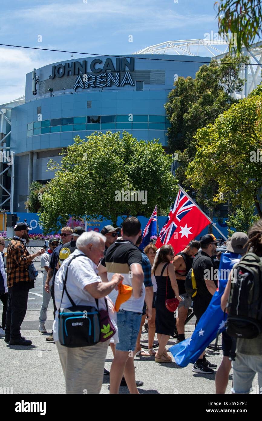 Die Demonstranten treffen sich mit Fahnen in der Nähe der John Cain Arena, in der die australische Open für eine Kundgebung stattfindet. Tausende von Menschen versammelten sich am Invasionstag 2025 in Melbourne, um sich für Rechte und Gerechtigkeit der Indigenen einzusetzen. Die Veranstaltung hob die Forderungen nach Landrechten, Wahrheitsfindung und Anerkennung der australischen Kolonialgeschichte hervor. Während sie durch die Stadt marschierten, trugen die Demonstranten Banner mit Botschaften wie „Always Was, Always Be Aboriginal Land“. Die Kundgebung enthielt Reden, Gesänge und kulturelle Darbietungen, die die Stimmen der First Nations verstärkten und sich für einen systemischen Wandel in Melbourne, Australi, einsetzten Stockfoto