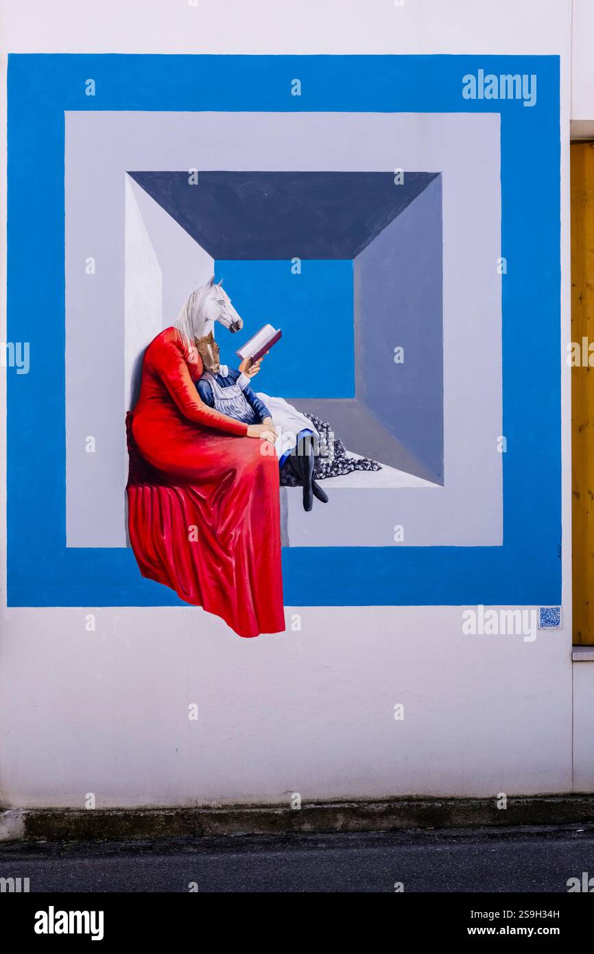 Dreidimensionale Grafitti eines sitzenden Pferdes, das ein Buch liest, ein Fohlen auf seinem Schoß. Stockfoto