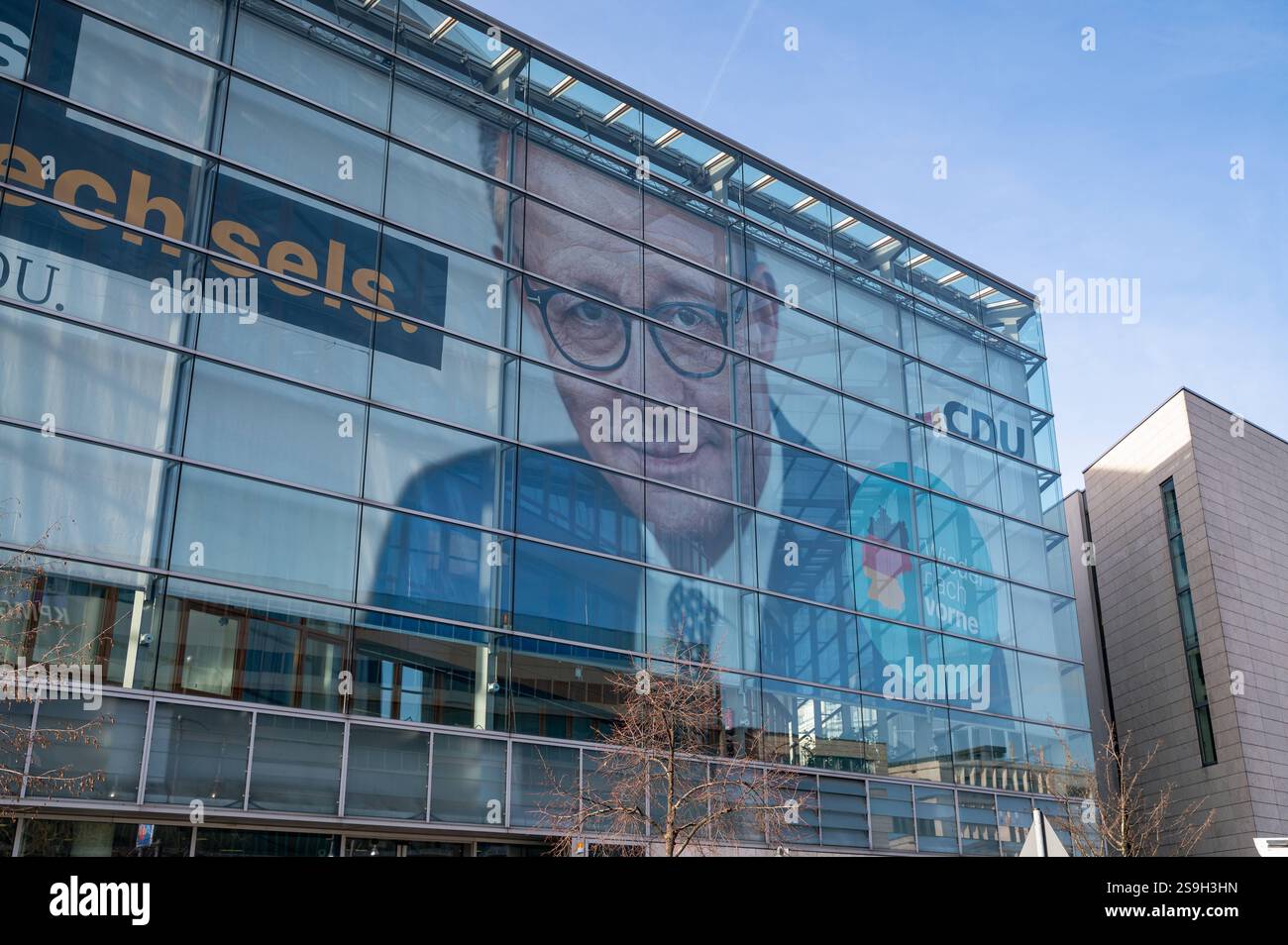 24.01.2025, Berlin, Deutschland, Europa - ein Wahlplakat in der CDU-Bundesgeschaeftsstelle des Konrad-Adenauer-Haus zeigt ein Portraet ihres Kanzlerkandidaten Friedrich Merz mit dem Slogan Haus des Politikwechsels. Beide Stimmen CDU. Für die anstehende Wahl zum 21. Deutscher Bundestag am 23. Februar 2025. *** 24 01 2025, Berlin, Deutschland, Europa ein Wahlplakat im CDU-Bundesamt des Konrad-Adenauer-Hauses zeigt ein Porträt ihres Kanzlerkandidaten Friedrich Merz mit dem Motto Haus des politischen Wandels beide Stimmen CDU für die bevorstehende Bundestagswahl am 21. Februar Stockfoto