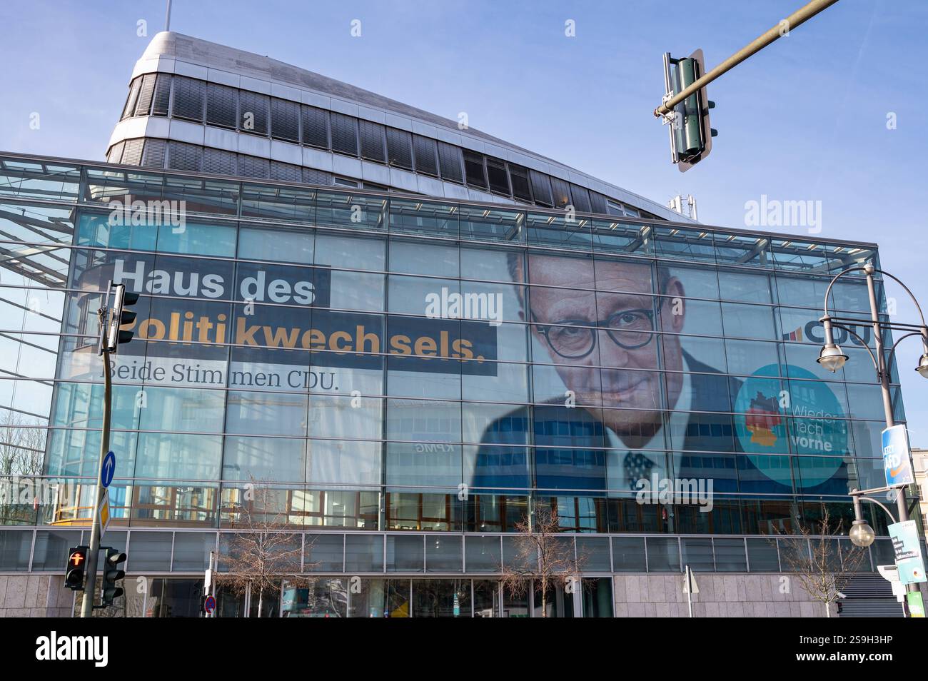 24.01.2025, Berlin, Deutschland, Europa - ein Wahlplakat in der CDU-Bundesgeschaeftsstelle des Konrad-Adenauer-Haus zeigt ein Portraet ihres Kanzlerkandidaten Friedrich Merz mit dem Slogan Haus des Politikwechsels. Beide Stimmen CDU. Für die anstehende Wahl zum 21. Deutscher Bundestag am 23. Februar 2025. *** 24 01 2025, Berlin, Deutschland, Europa ein Wahlplakat im CDU-Bundesamt des Konrad-Adenauer-Hauses zeigt ein Porträt ihres Kanzlerkandidaten Friedrich Merz mit dem Motto Haus des politischen Wandels beide Stimmen CDU für die bevorstehende Bundestagswahl am 21. Februar Stockfoto