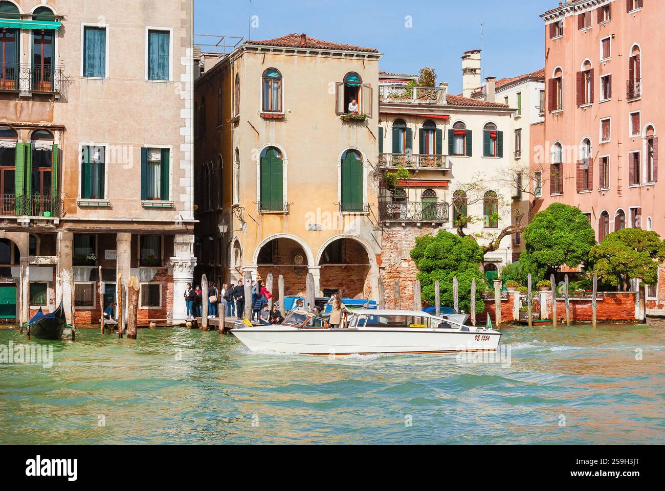 Das Leben der Stadt Venedig entlang des berühmten Canal Grande Stockfoto