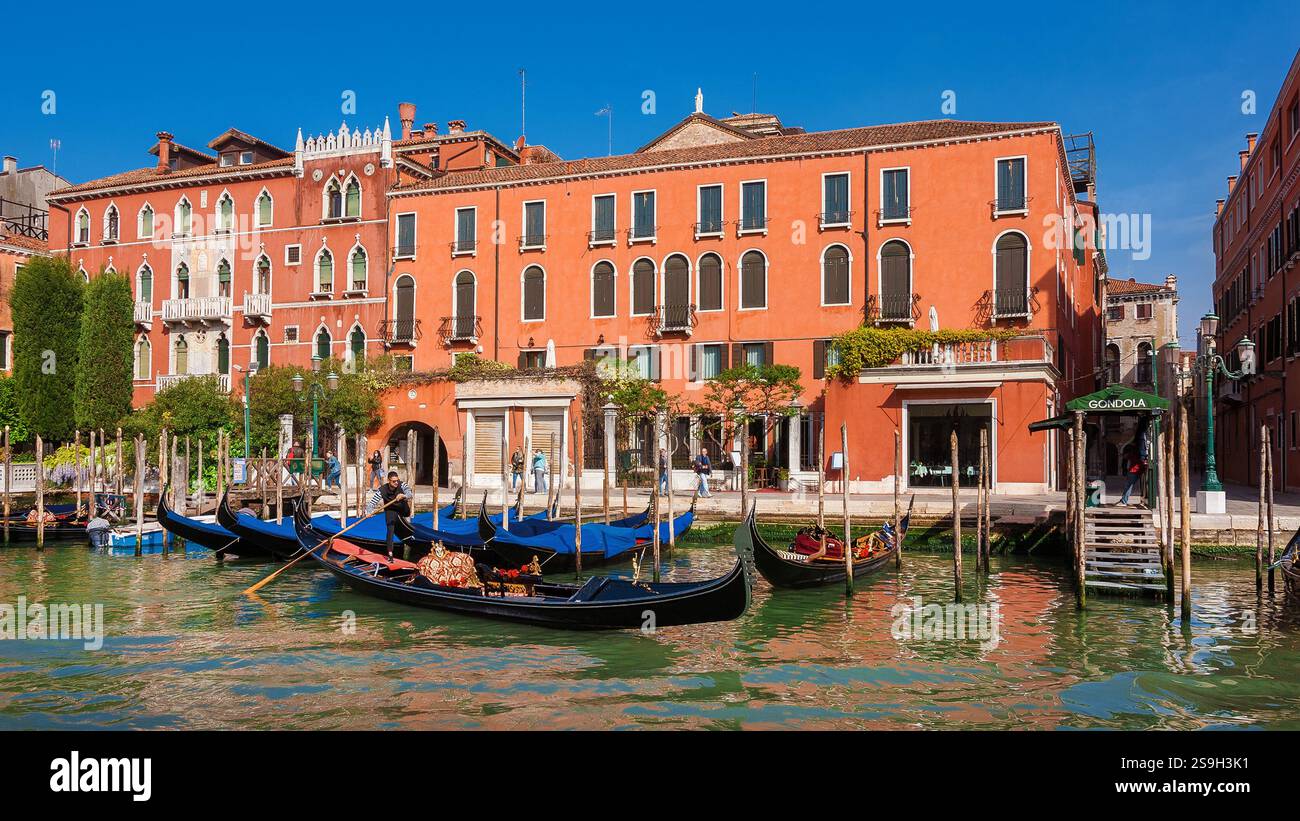 Stadtleben in Venedig. Gondelfahrt entlang des berühmten Canal Grande Stockfoto