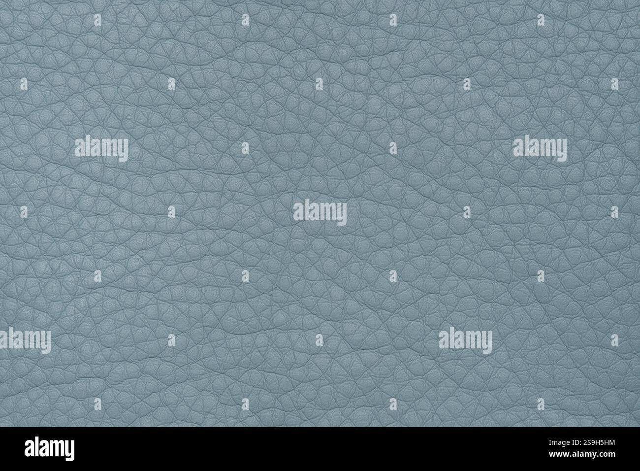 Nahaufnahme aus hellblauem Leder oder Kunstleder, ideal als Hintergrund, Material oder Designelement. Stockfoto