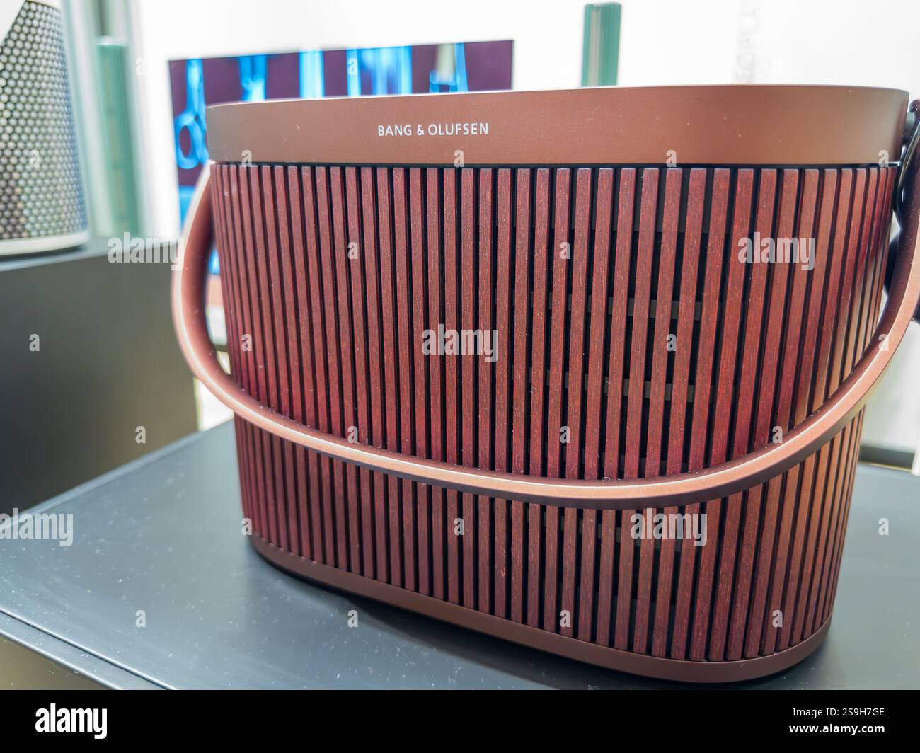 Das einzigartige Lautsprecherdesign vereint handwerkliches Können und Eleganz in modernem Sound Stockfoto