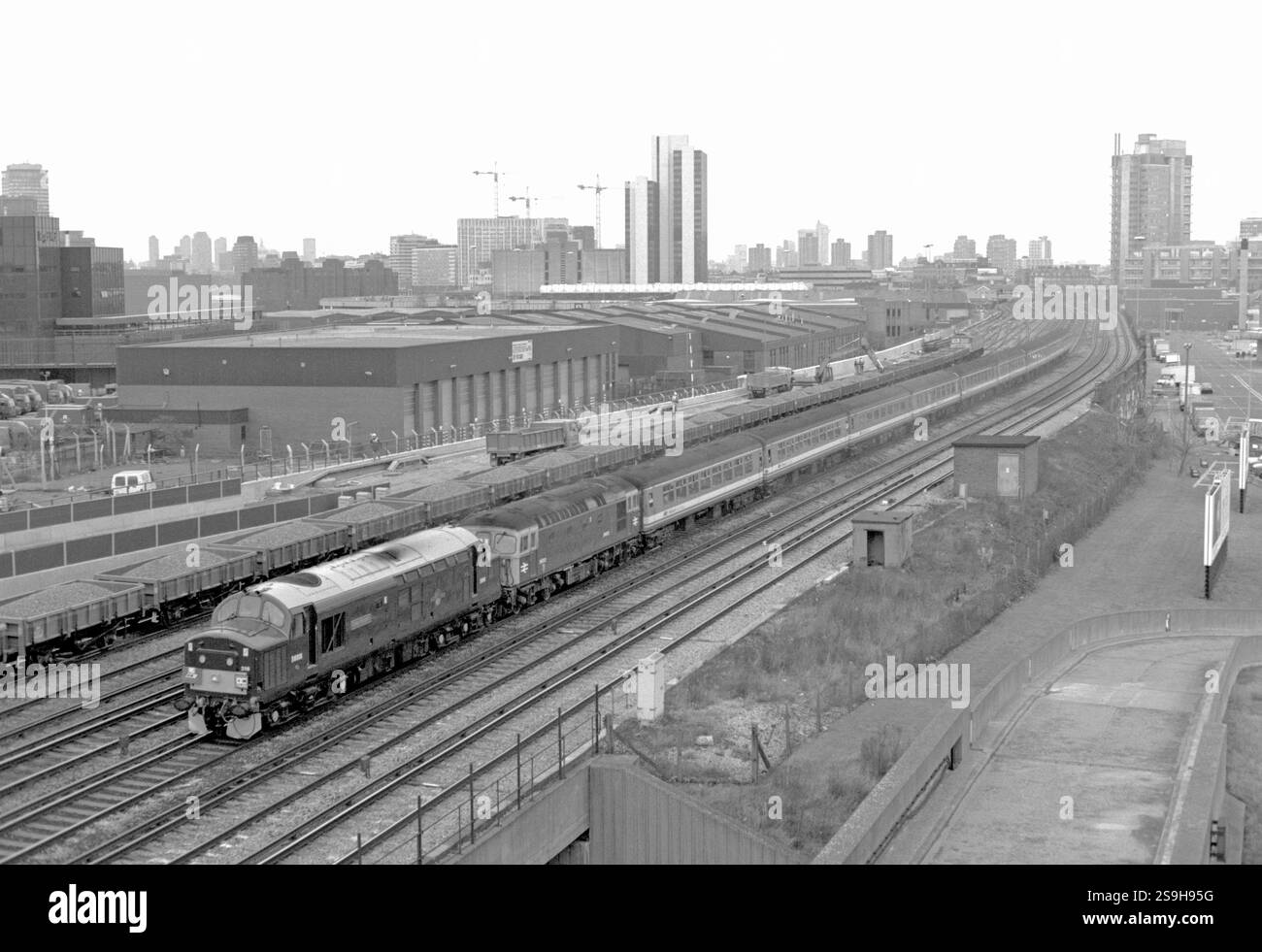 Eine Diesellokomotive der Baureihe 37 und eine Diesellokomotive der Baureihe 33 mit den Nummern 37216 und 33114, die am 15. März 1992 mit der an-Enthusiast-Eisenbahn in Nine Elms eingesetzt wurden. Stockfoto