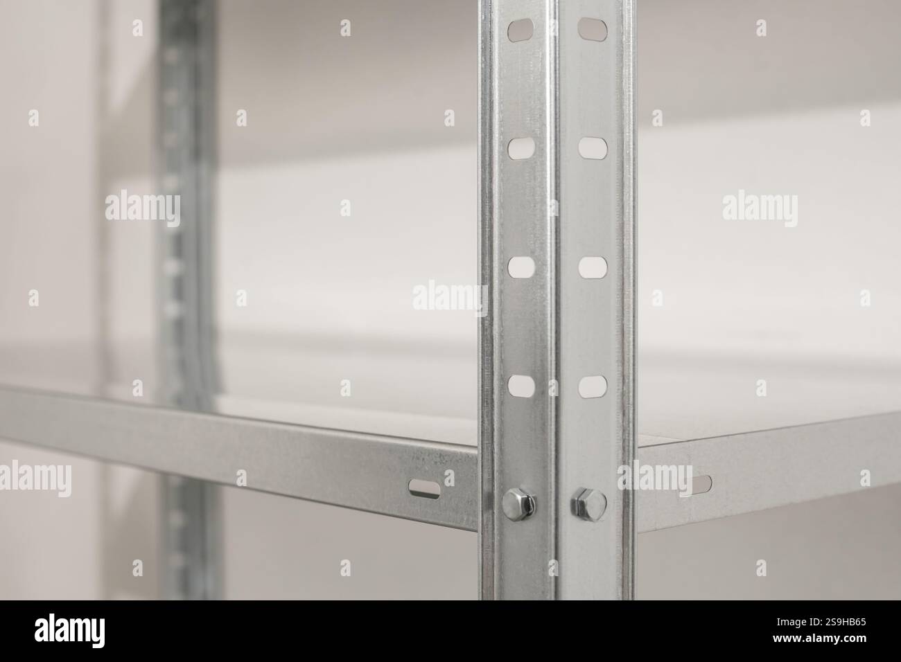 Leeres Edelstahlregal aus Metall mit verstellbarem Regal zur Lagerorganisation Stockfoto