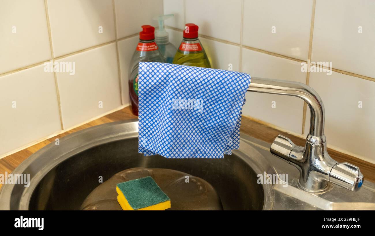 Geschirrtuch auf Küchenarmatur Stockfoto